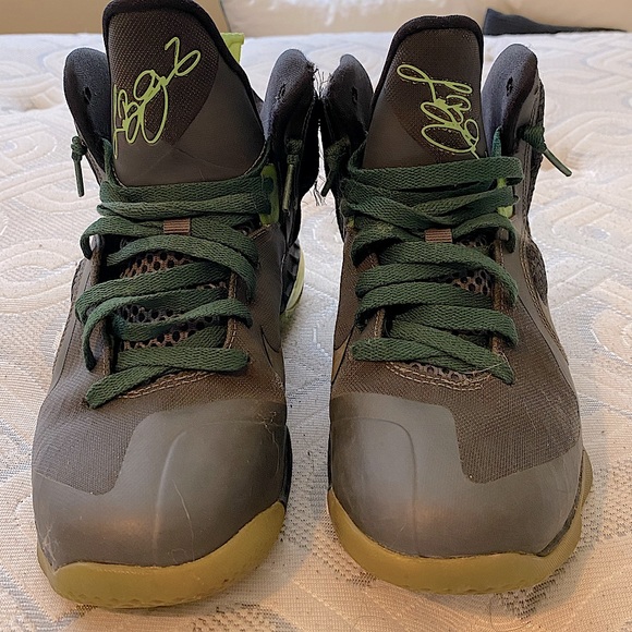 Lebron 9’s (7y) Men’s 7 - Picture 4 of 7